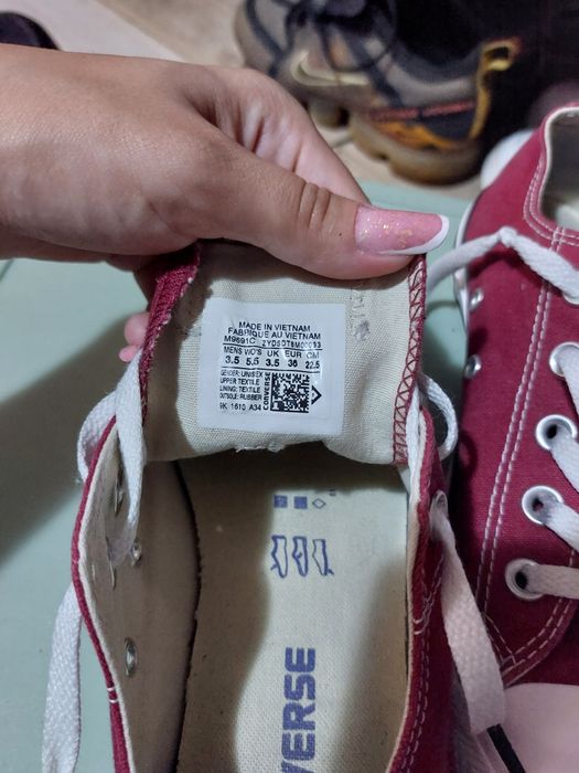 Vand Converse aproape noi