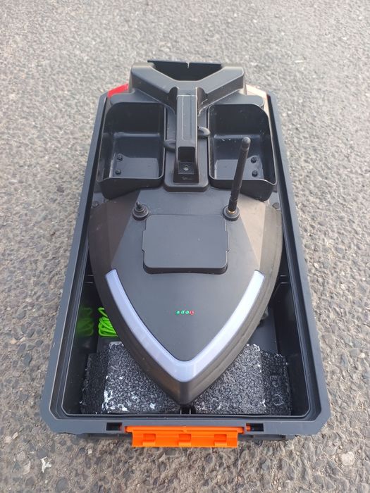 Vând bărcuță plantat/navomodel GPS (2 acumulatori + 2 motorașe rezervă