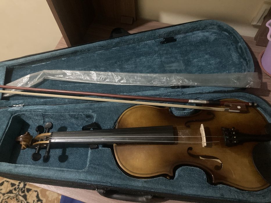 Skripka 4/4 sotiladi(yoki gitaraga almashtiriladi)