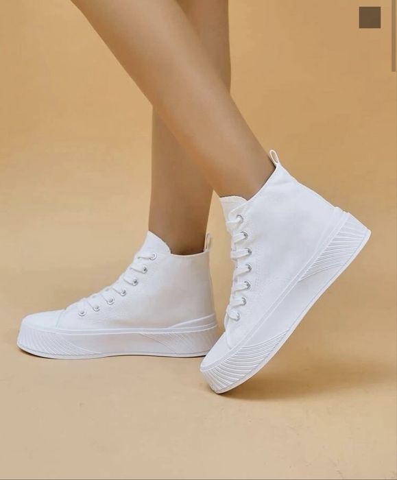 Стилни бели кецове