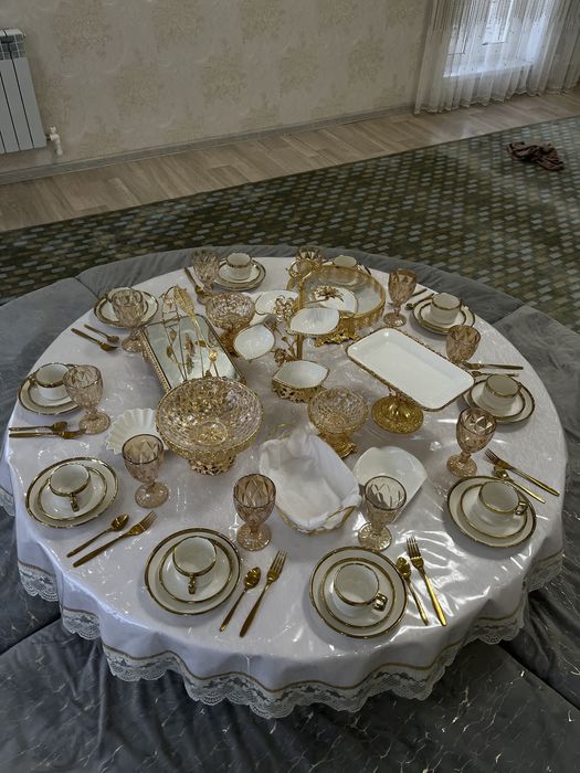 4 круглых столов с посудой и корпешками