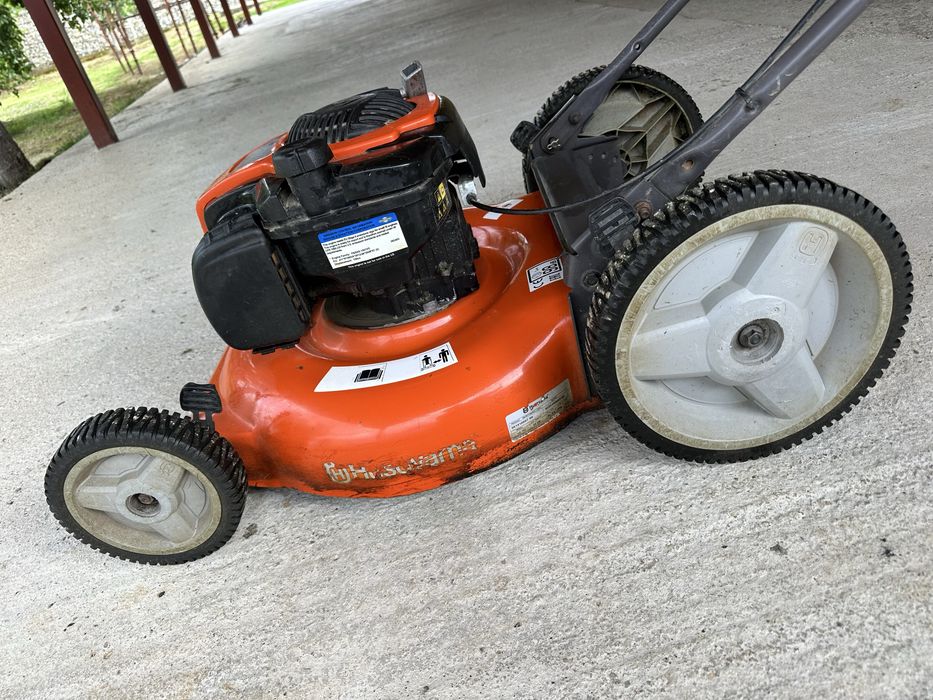 Masina de tuns gazonul pe benzina Husqvarna LC 153, 3 CP, 150 CC, 53 cm latime lucru, 56.6 l sac colector