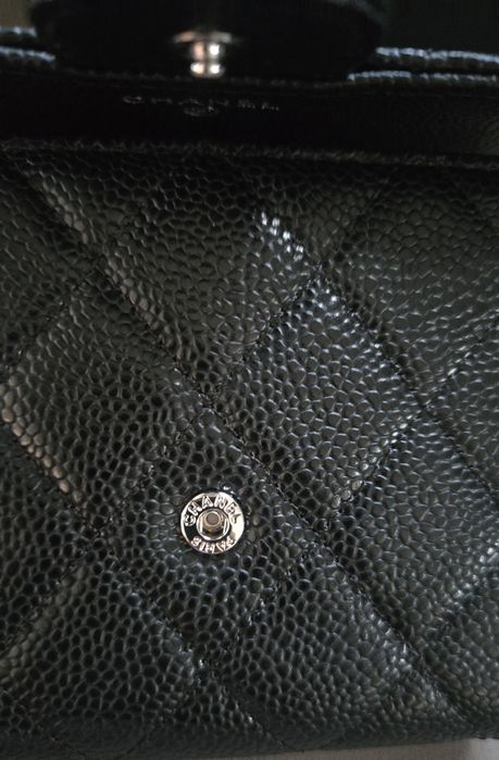 CHANEL Caviar Quilted Compact Flap Wallet в черно