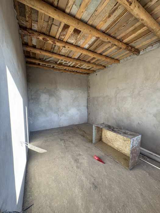 Uchaska srochni sotiladi 4 xona 1 padval 4 sotix +1 sotix zahvati bila