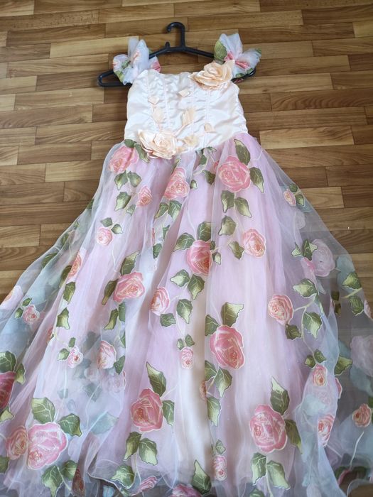 Продам бальные платья