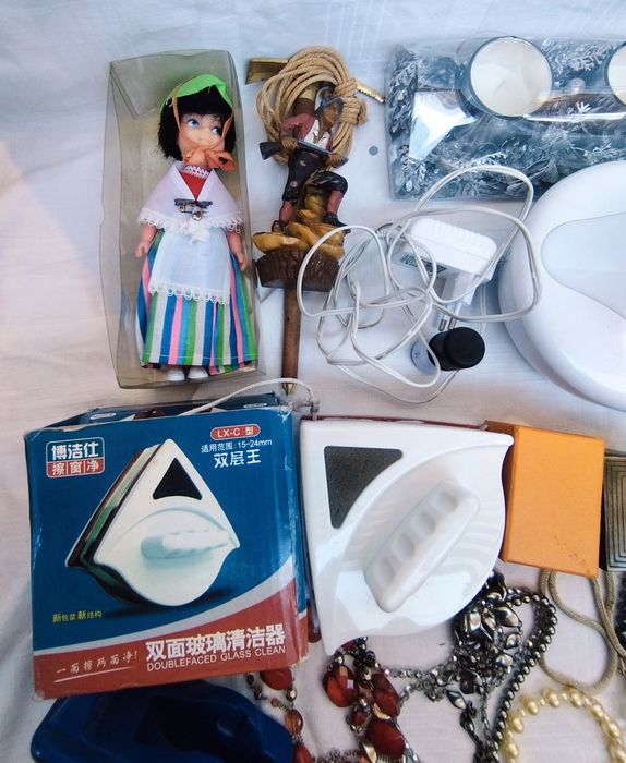 Lot obiecte vechi, decorațiuni, figurine, bancnote, brățări și coliere