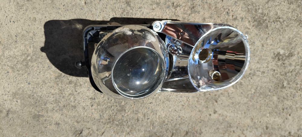 Продавам ксенонов фар БМВ Е83 на части