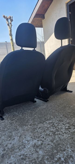 Vând scaune Logan 2