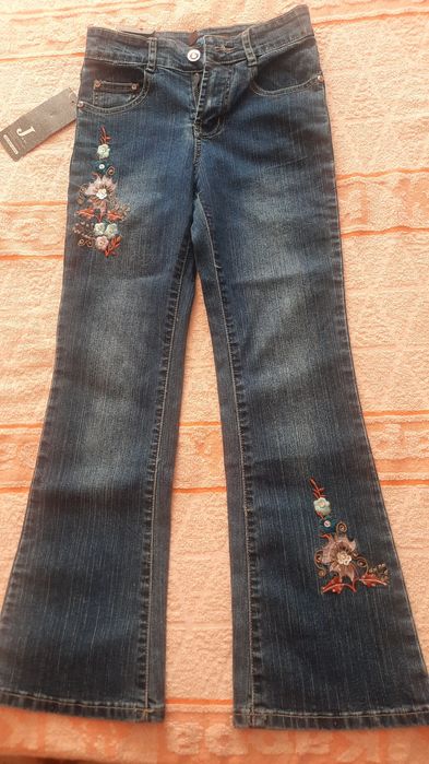 Продам новые джинсы на девочку 6-7  лет