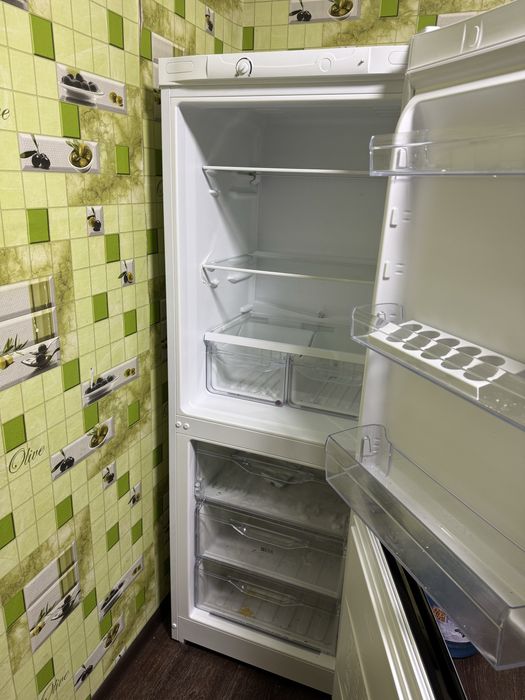 Проаю холодильник Indesit