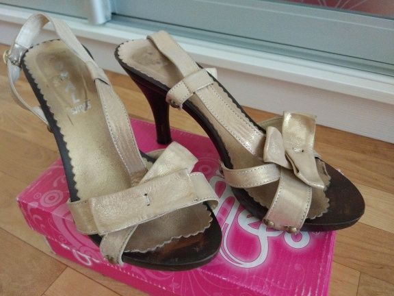 Босоножки на каблуке