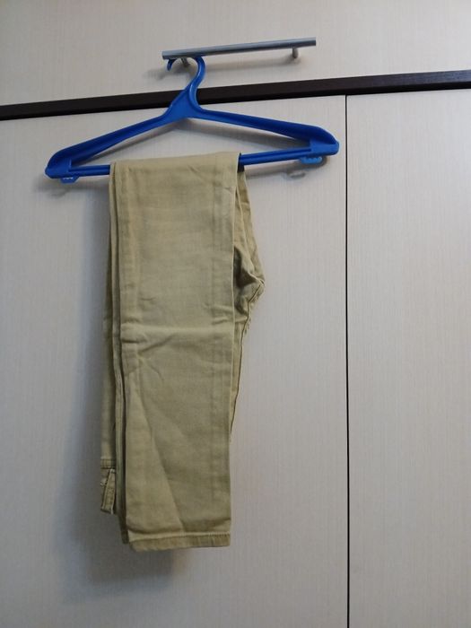 Джинсы  черные и бежевые , прямые