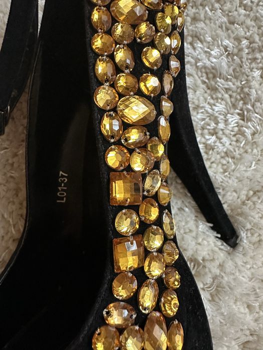 Pantofi negri toc inalt cu pietre aurii