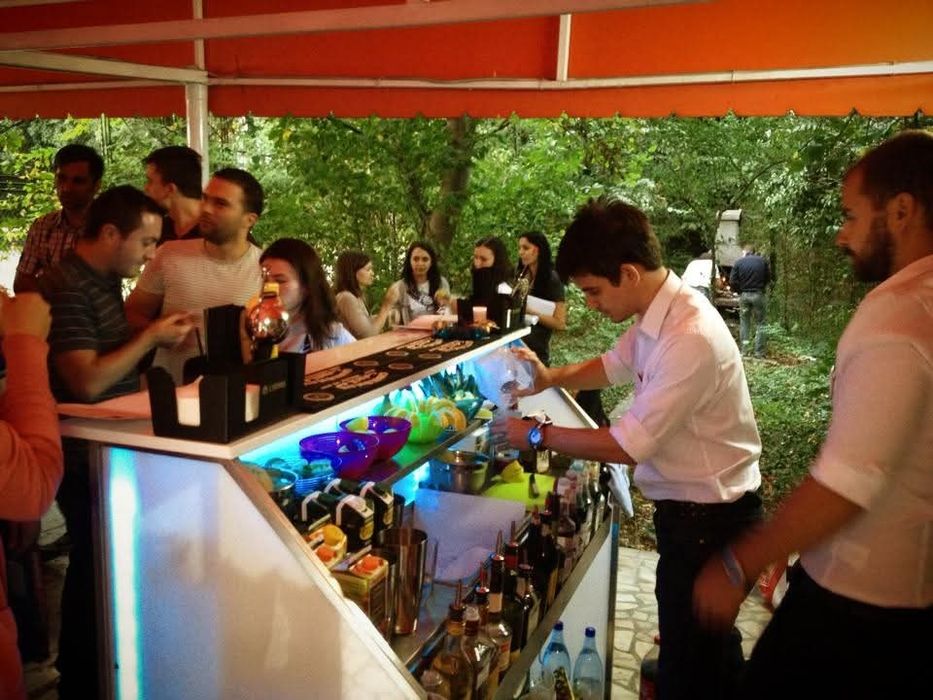 Inchiriez Bar Mobil pentru  evenimente, elegant, pliabil si usor de manipulat