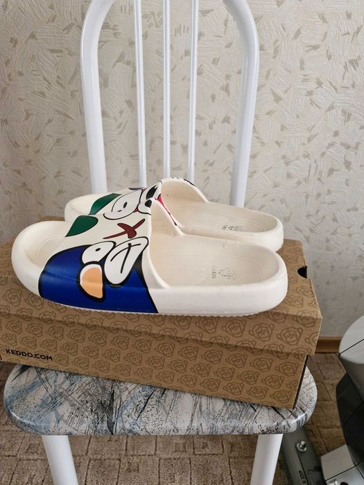 Шлепанцы с оргинальным рисунком новые.