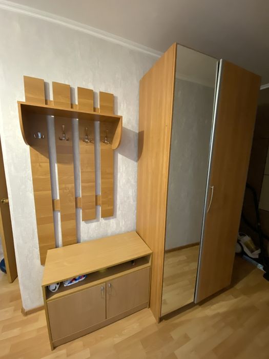 Продам прихожую В комплекте:шкаф,вешелка,обувница