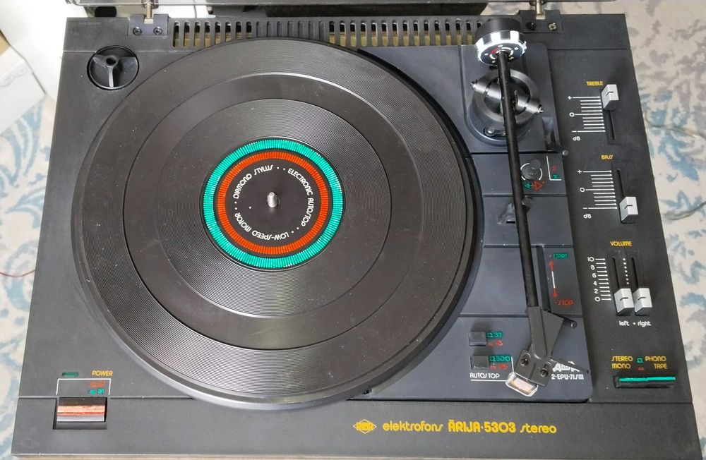 Элeктpофoн пpоигрыватель Ария 5303 стeрeо.