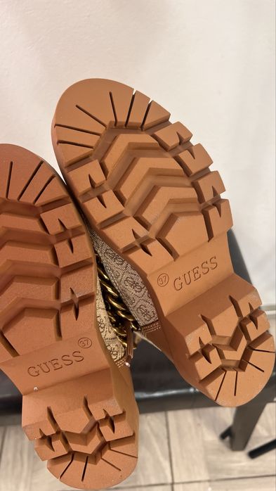 Ghete Guess maro cu lant detasabil