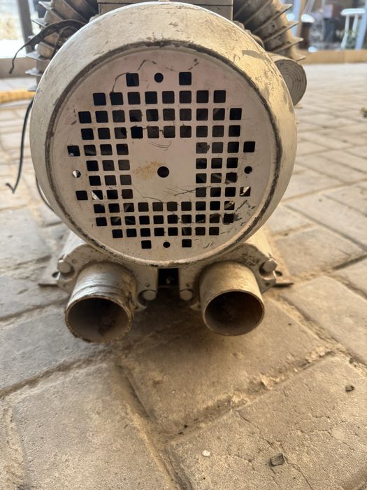 Вихревой вакумный насос