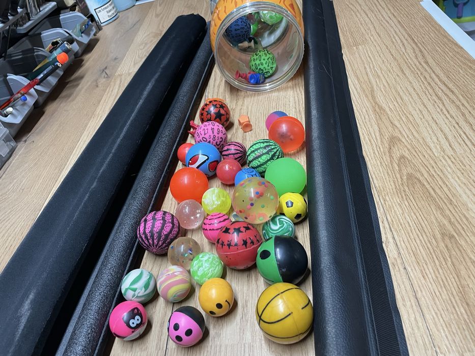 Продавам шише пълно със скачащи топчета