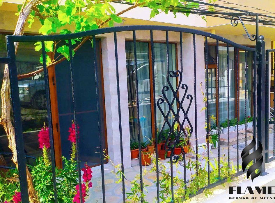 Метална ограда, ограда от ковано желязо, желязна ограда