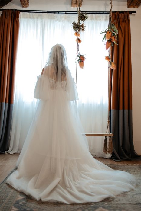 Rochie mireasa in V, A line, cu trena si voal, maneci