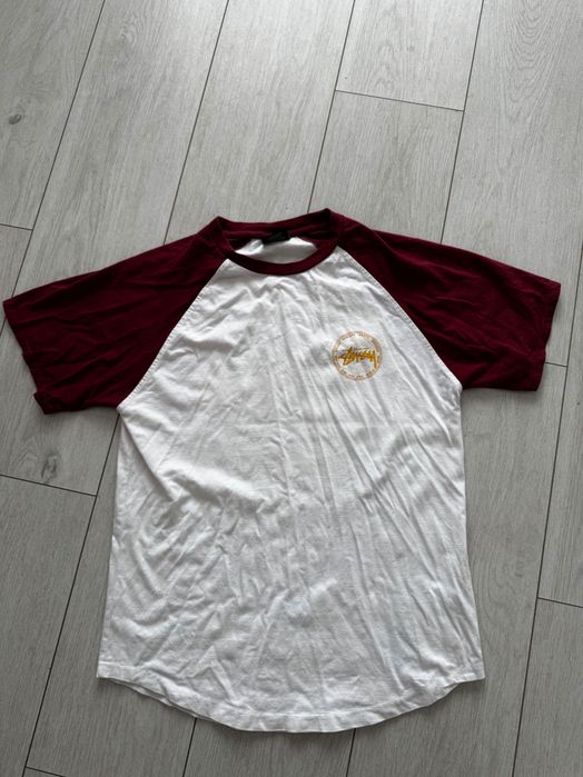 Vânzarea unui tricou Stussy