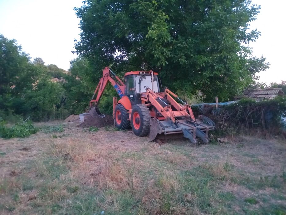 Извършвам услуги с комбиниран багер