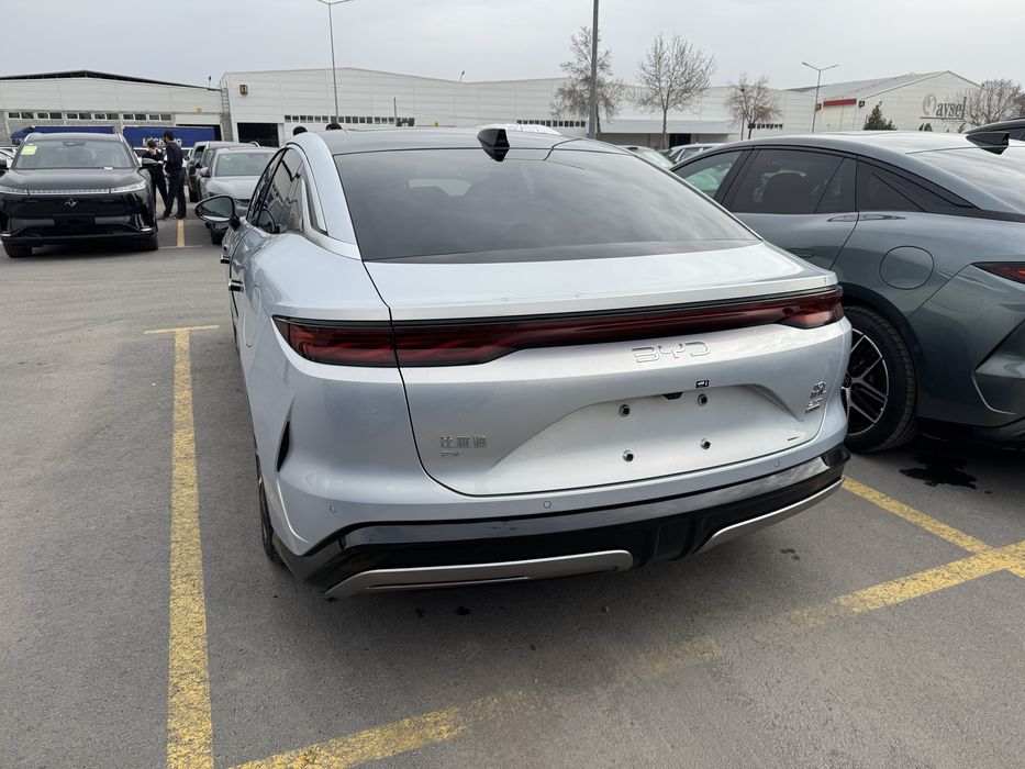 Byd han L dual motor 2025. Пробег 2400 км