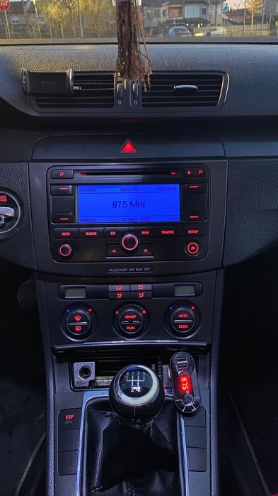 Vând Volskwagen Passat maro, motor diesel 1,9Tdi,an fabricație 2006 sau schimb cu autoturism pe benzina. Preț 2300  euro  , negociabil