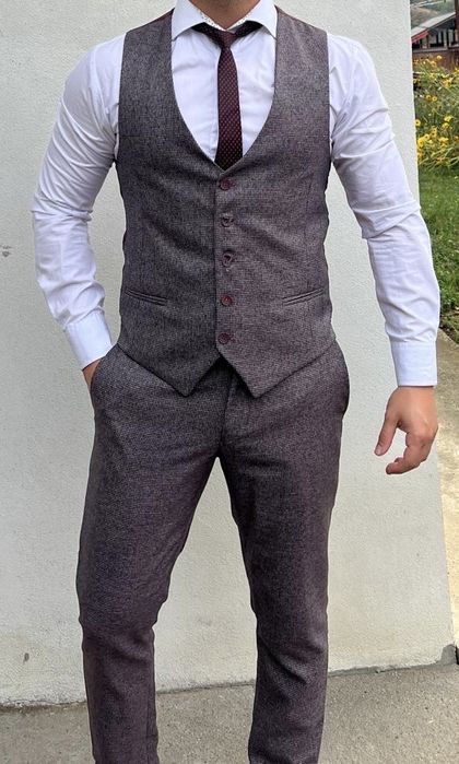 Costum mărimea S, se poate vedea