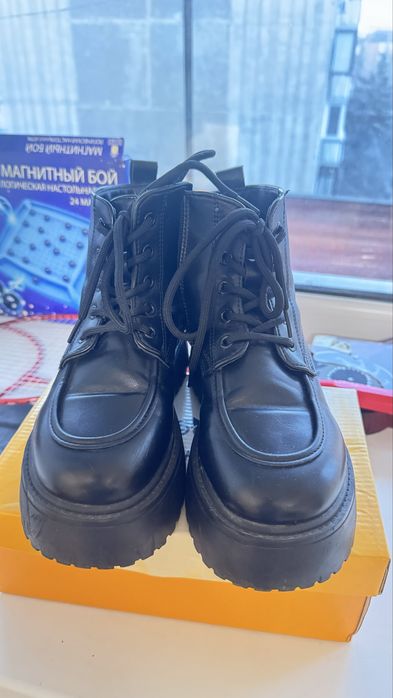 Продам женские ботинки