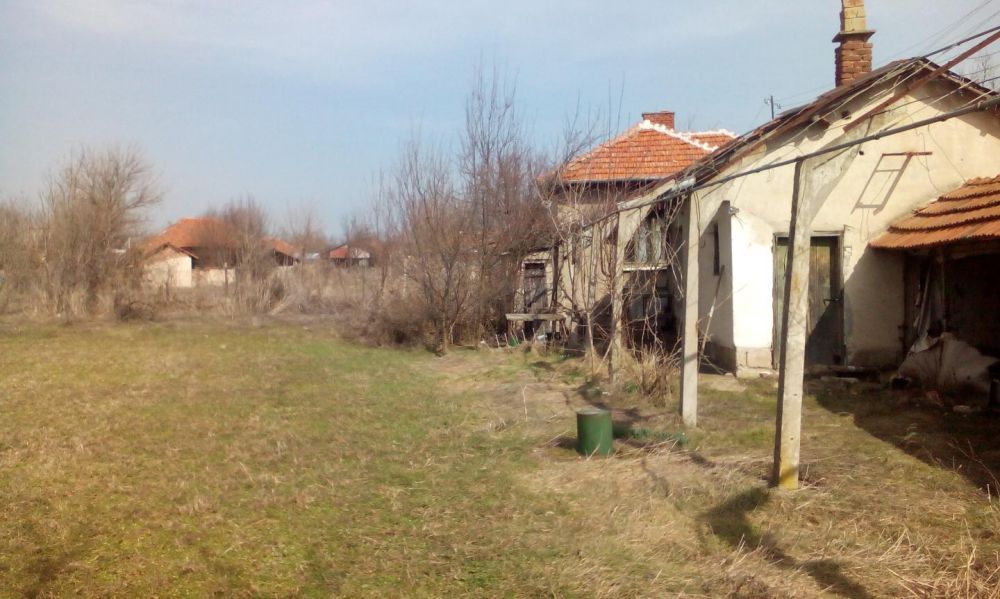 Парцел с къща с. Якимово. На главен път