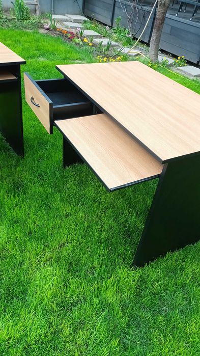 Birou 105×62, inaltime 80. Detin 2 bucati.