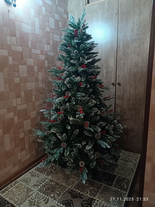 Новогоднии ёлка от 520 тысяч, под натуральную с ягодами и шишками