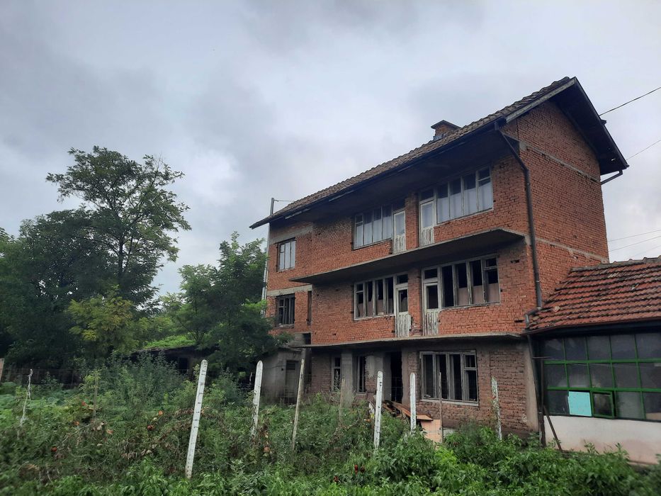 КЪЩА област Монтана,гр.Лом квартал Младеново