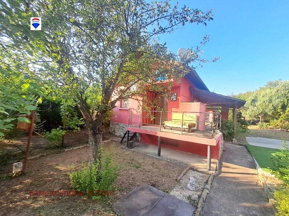 Вила на три етажа за продажба 10 километър