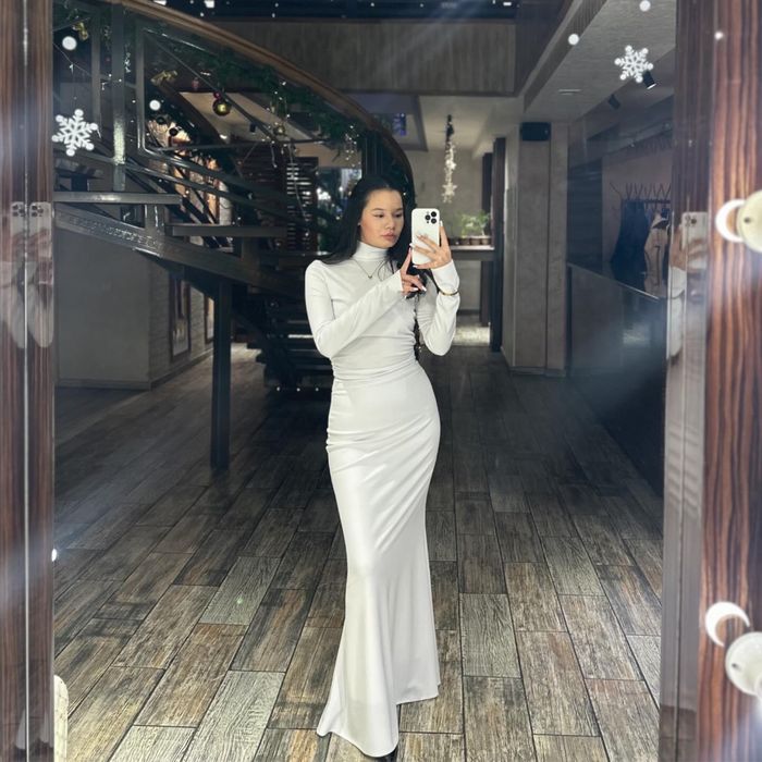 Длинное подтягиваюший белое платье