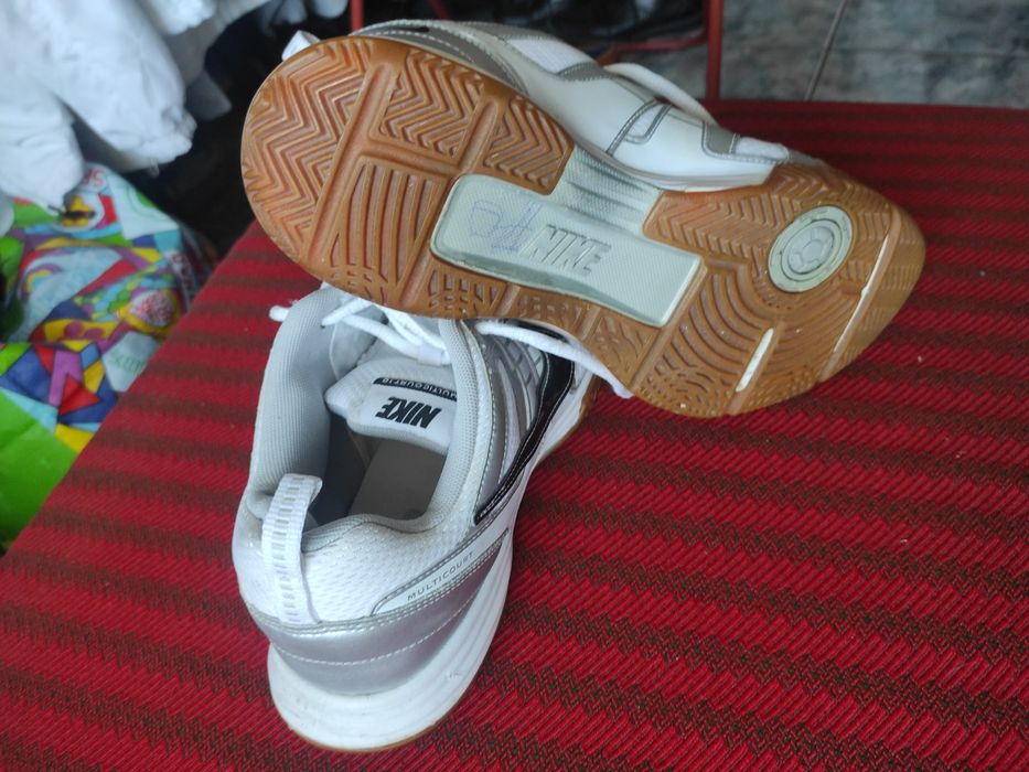 Adidași  NIKE, foarte practici, comozi și rezistenți.
Numarul 41.