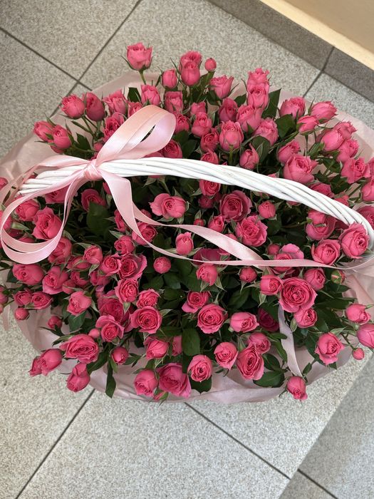 корзина с розами свежие