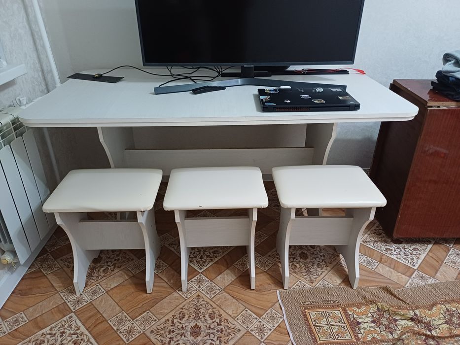 Стол кухонный и стулья