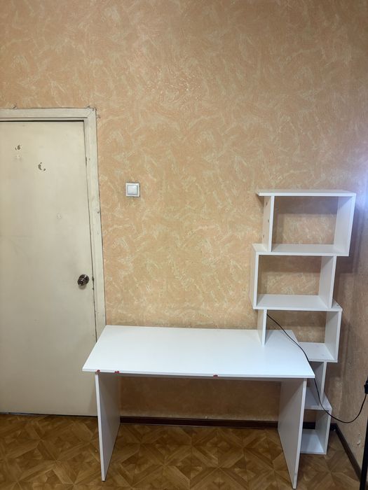 Компьютерный стол ,белый,с полками