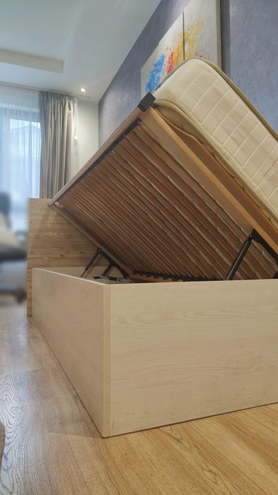 Легло с матрак и повдигащ механизъм