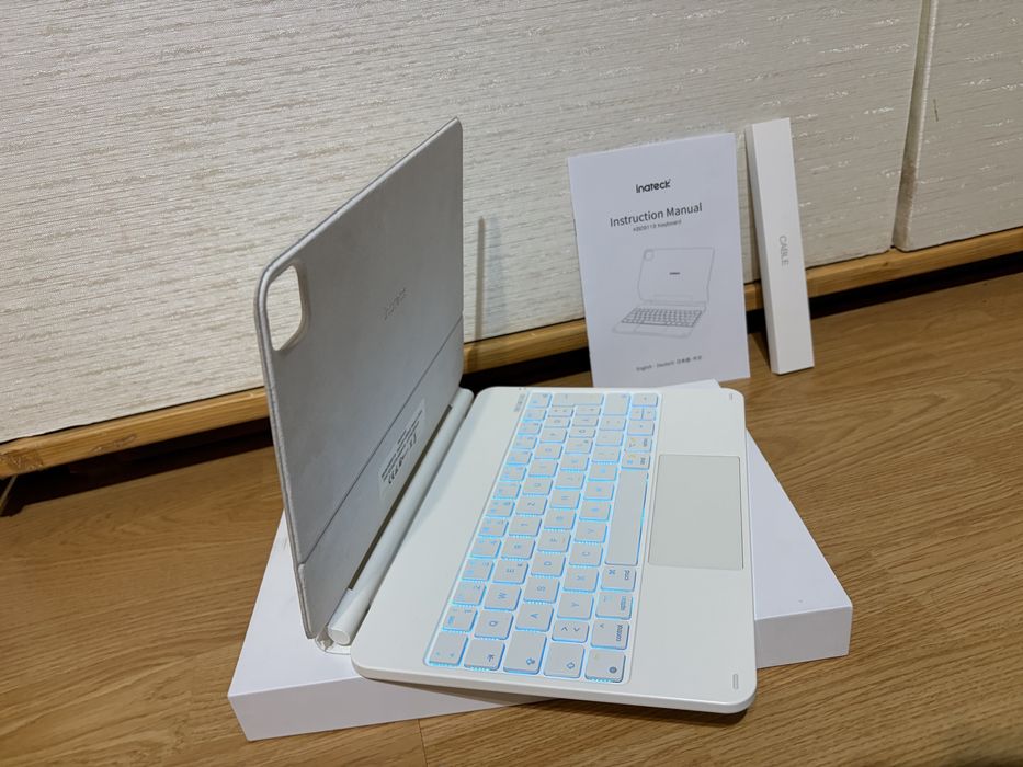 Husă cu tastatură pentru iPad nouă!