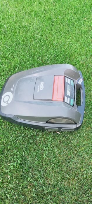 Robot gazon fara statie
