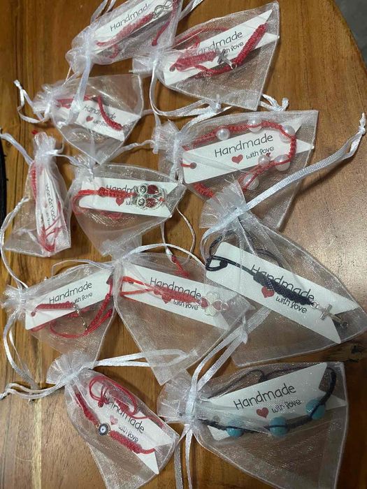 Гривни с червен и черен конец