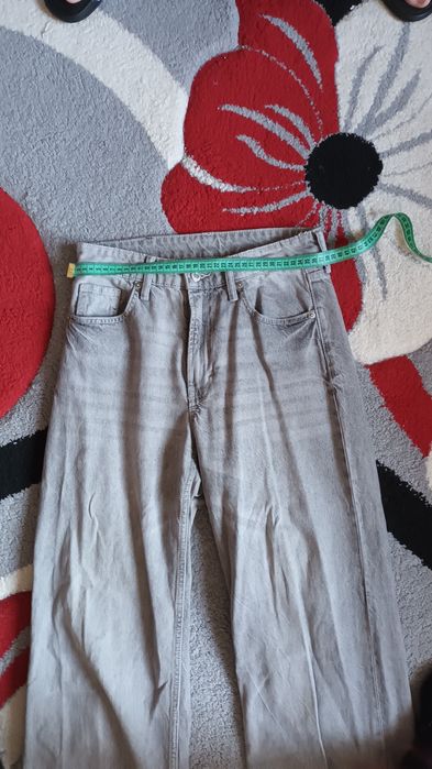 Vand pantaloni de blugi