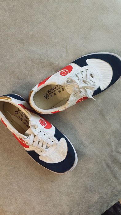 Кроссовки летние