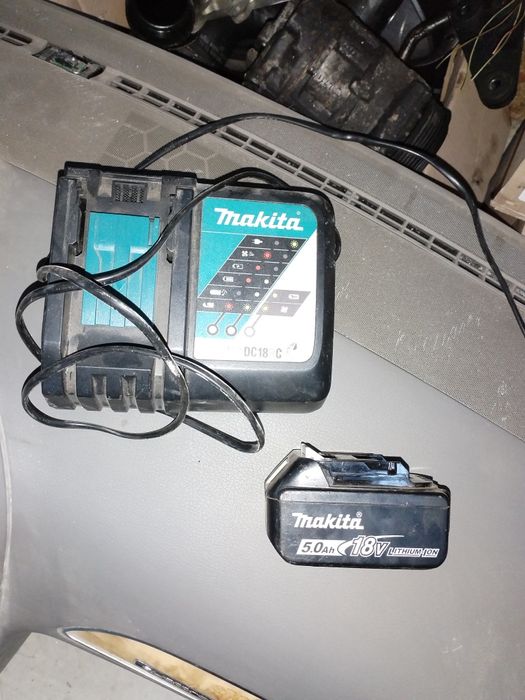 Acumulator 5.0ah 18v lithiu ion si statie încărcare makita