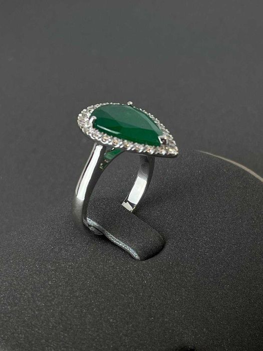 Золотое кольцо, бриллианты и изумруд 17,5 размер